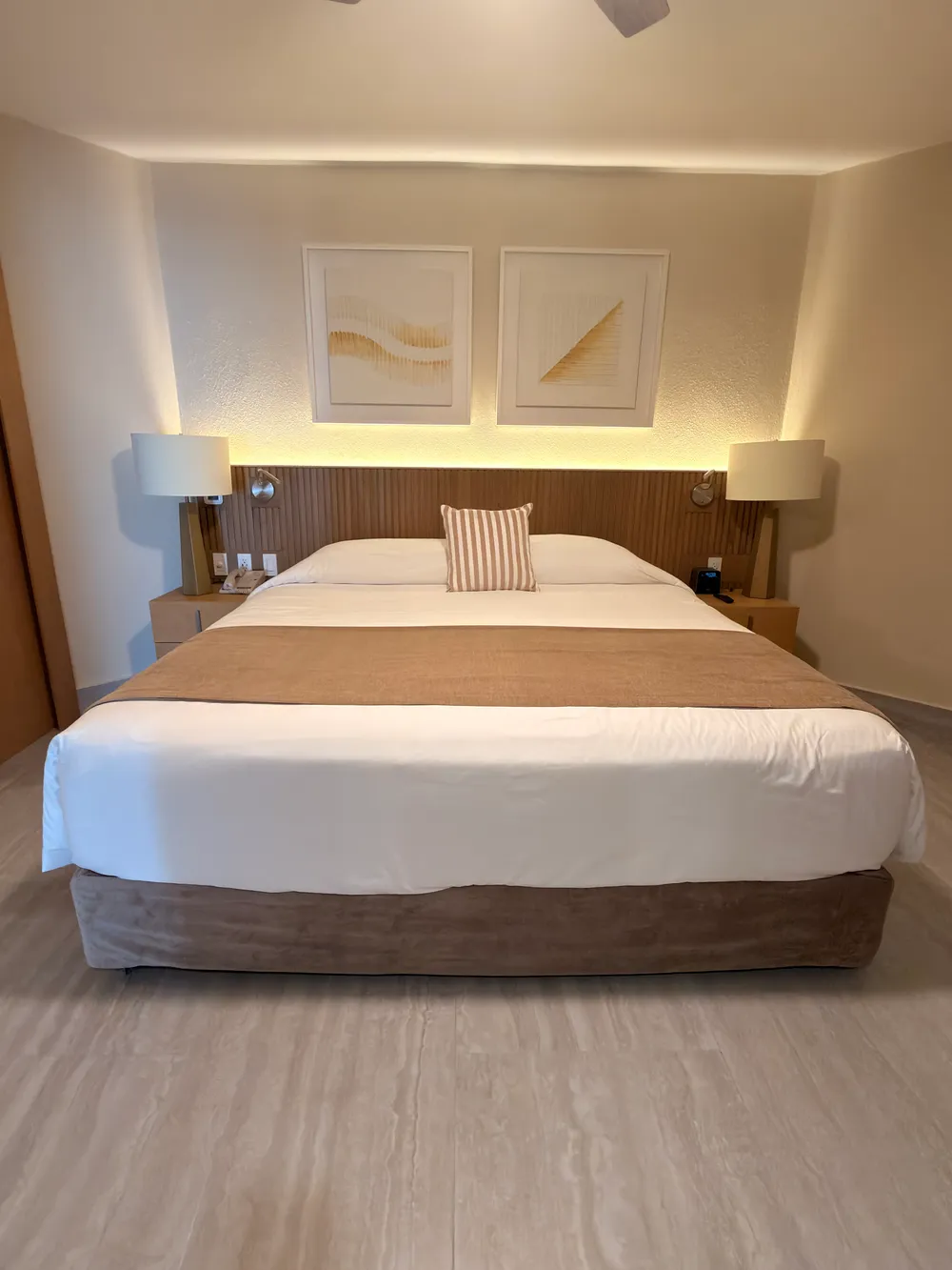 Proyecto hotelero — Habitación · Cabecera y muebles