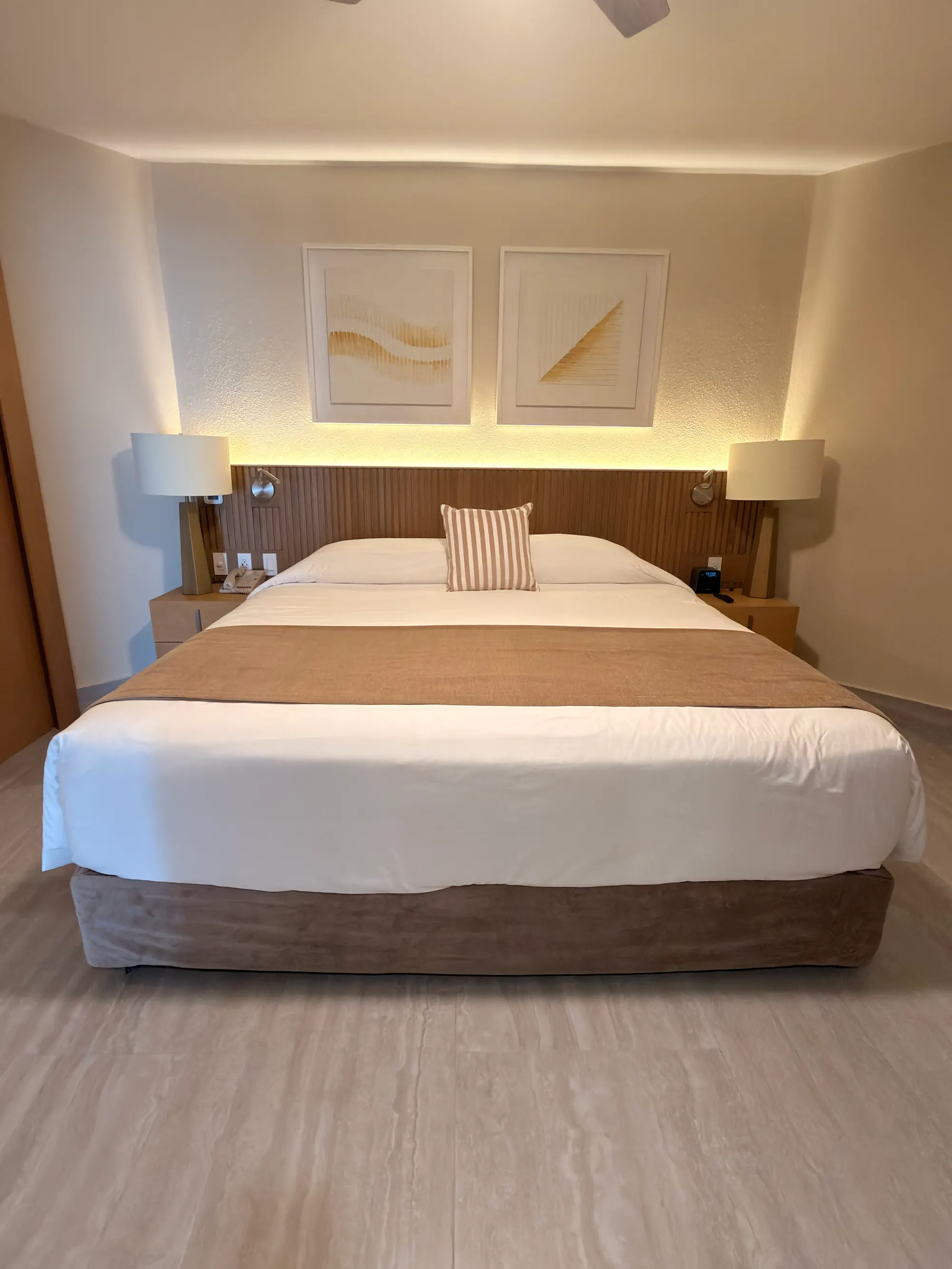 Habitación de hotel con cabecera y muebles de madera a medida