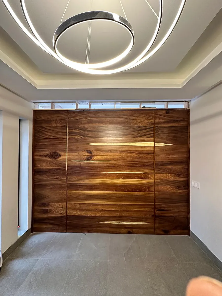 Muro de parota — Revestimiento · Veta natural