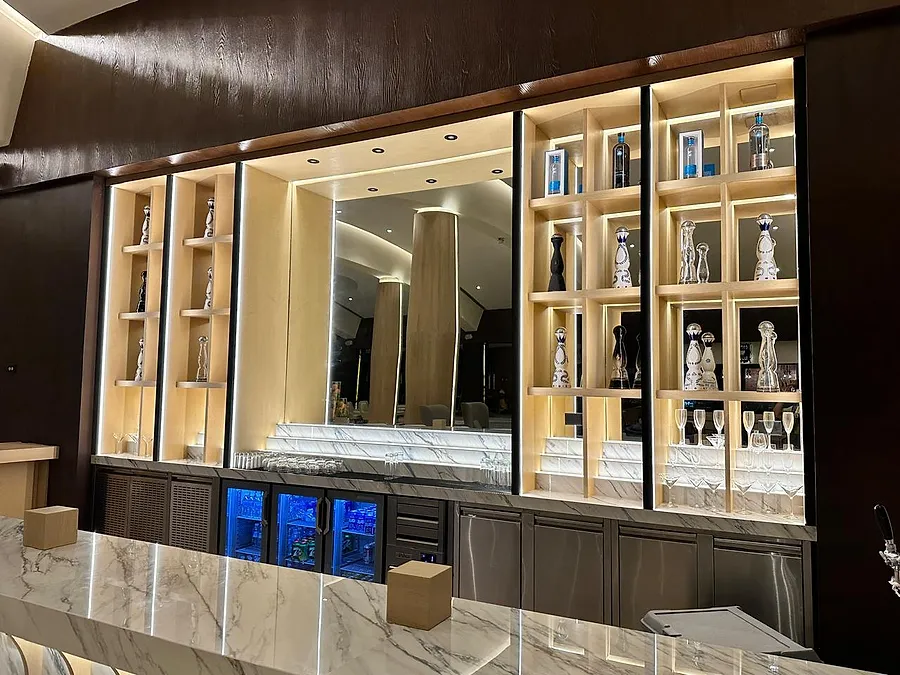 Vitrina iluminada — Bar · Exhibidor a medida
