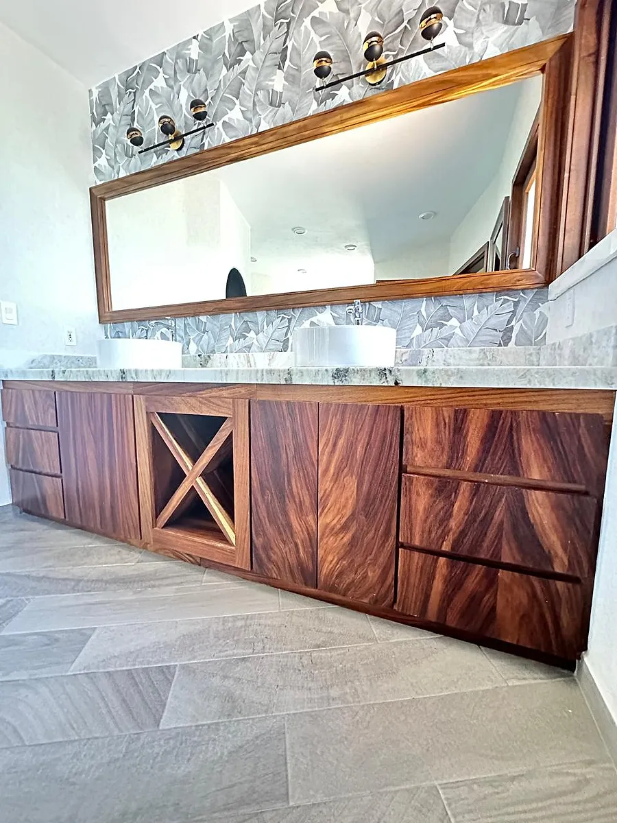 Vanity en parota — Baño · Cajonera con cava