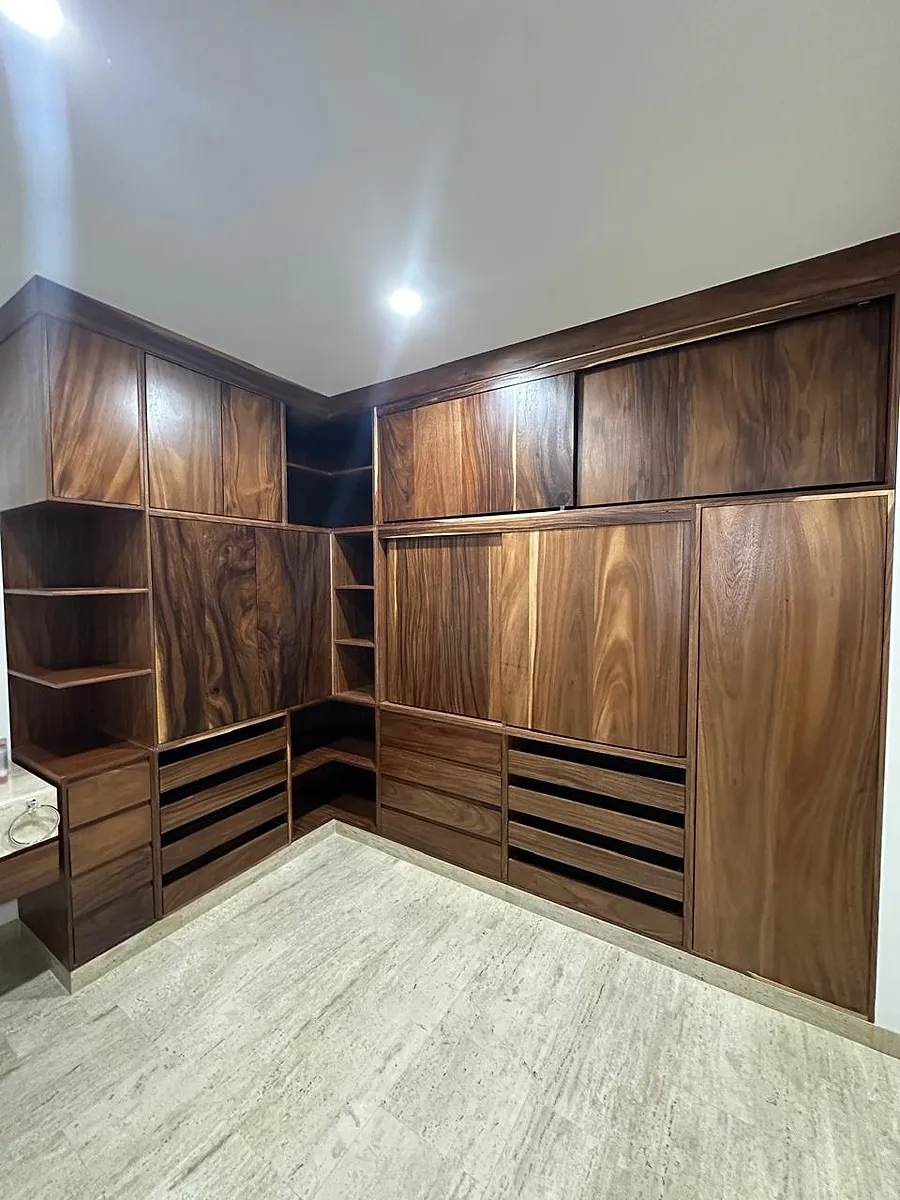 Vestidor en nogal — Closet · Cajonera integrada