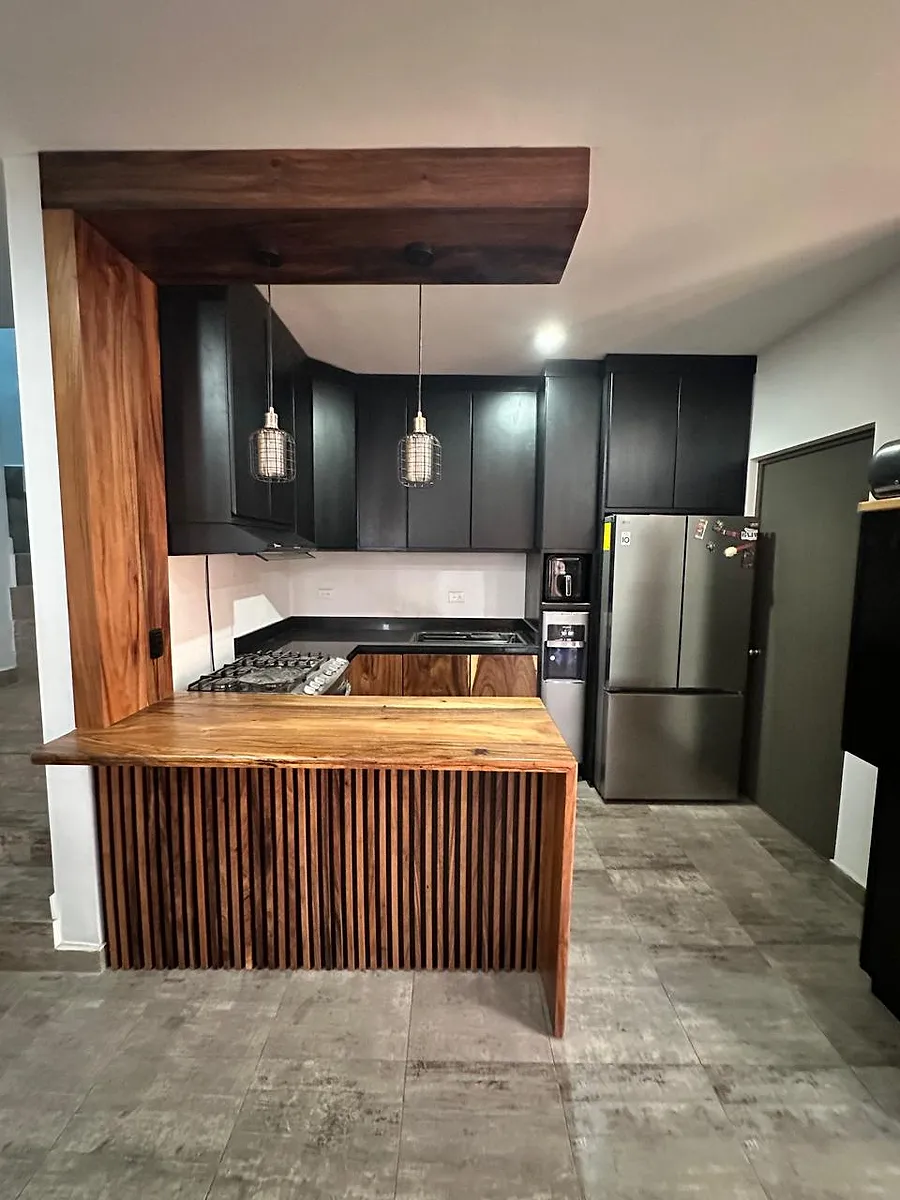 Cocina con celosía — Barra · Listones de madera