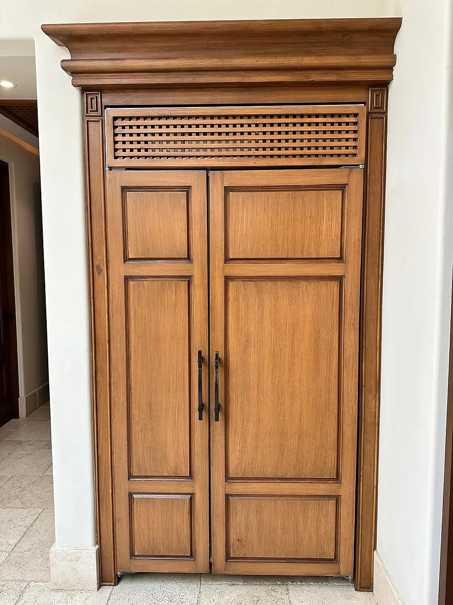 Puerta tallada — Madera maciza · Celosía superior
